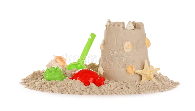 Giocattoli da spiaggia in plastica e figure su una pila di sabbia su fondo bianco. gioco all'aperto fotografie stock
