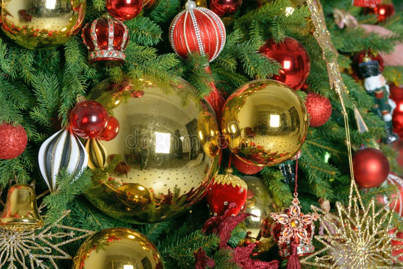 Giocattoli delle palle di Natale sull'albero di abete Feste del nuovo anno e celebrazione di Natale fotografia stock Giocattoli delle palle di Natale sull'albero di abete Feste del nuovo anno e celebrazione di Natale fotografia stock