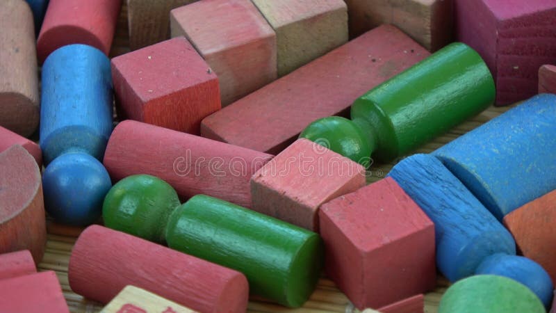 Giocattoli di legno variopinti giranti dei bambini stock footage