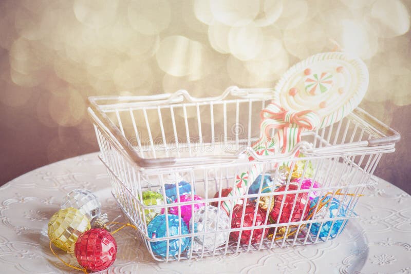 Giocattoli di Natale in cestino della spesa, retro tonificato fotografia stock libera da diritti Giocattoli di Natale in cestino della spesa, retro tonificato fotografia stock libera da diritti