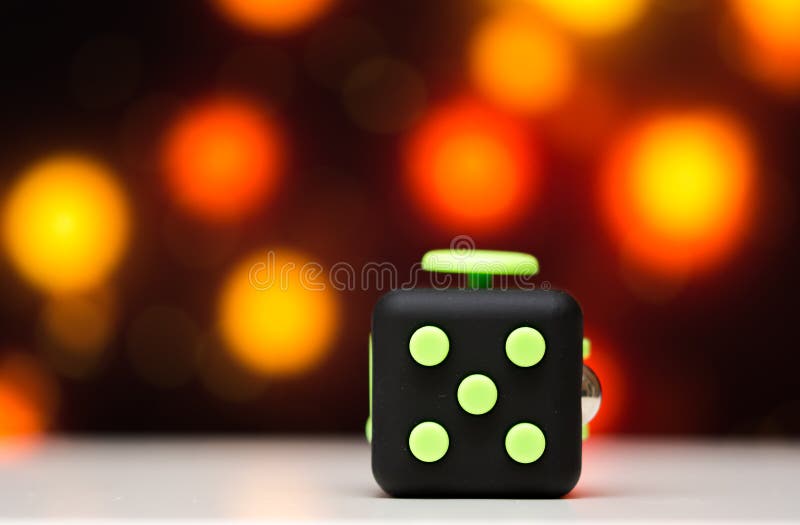 Giocattolo di sforzo del cubo di irrequietezza anti Il dettaglio del giocattolo del gioco del dito utilizzato per si rilassa Agge immagine stock Giocattolo di sforzo del cubo di irrequietezza anti Il dettaglio del giocattolo del gioco del dito utilizzato per si rilassa Agge immagine stock