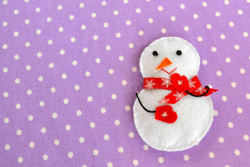 Giocattolo fatto a mano del pupazzo di neve di Natale del feltro Mestieri casalinghi del feltro fotografia stock libera da diritti Giocattolo fatto a mano del pupazzo di neve di Natale del feltro Mestieri casalinghi del feltro fotografia stock libera da diritti