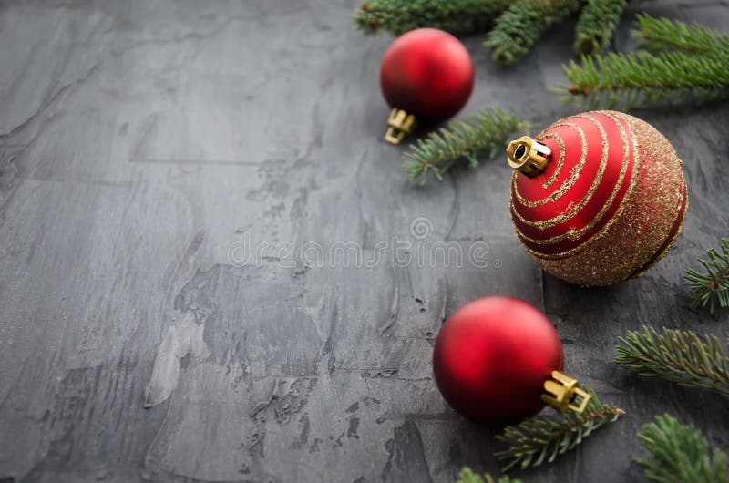 Giocattolo rosso dell'albero di Natale tre su fondo scuro immagini stock libere da diritti Giocattolo rosso dell'albero di Natale tre su fondo scuro immagini stock libere da diritti