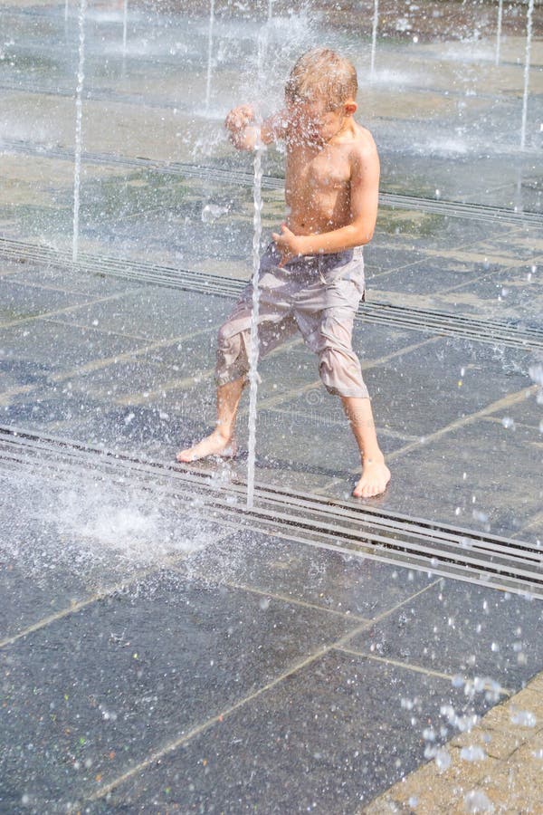 Giochi da bambini in una fontana fotografia stock libera da diritti Giochi da bambini in una fontana fotografia stock libera da diritti