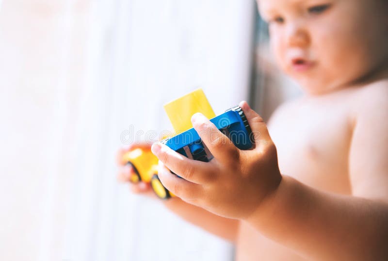 Giochi del bambino con i blocchetti ed i costruttori del giocattolo fotografia stock