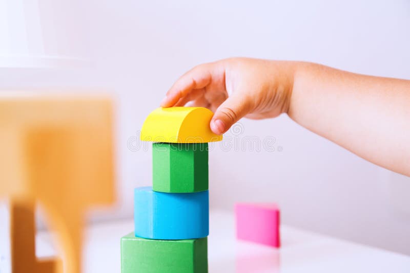 Giochi del bambino con i blocchetti ed i costruttori del giocattolo fotografia stock