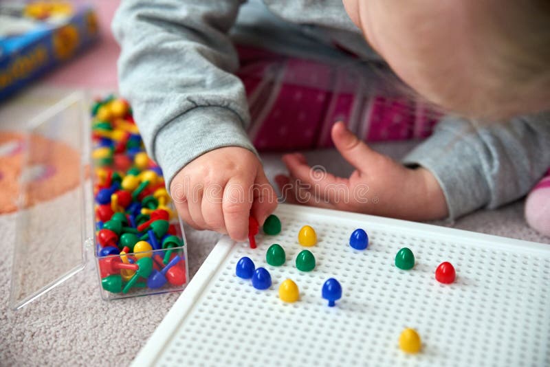 Giochi del bambino con i perni fotografia stock libera da diritti