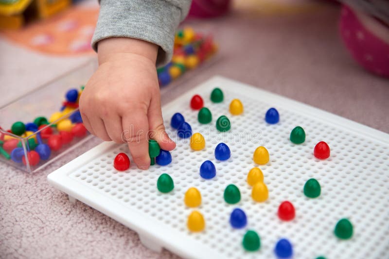 Giochi del bambino con i perni fotografia stock libera da diritti