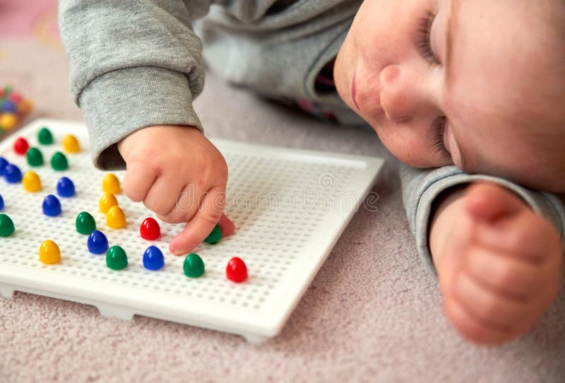 Giochi del bambino con i perni fotografie stock libere da diritti