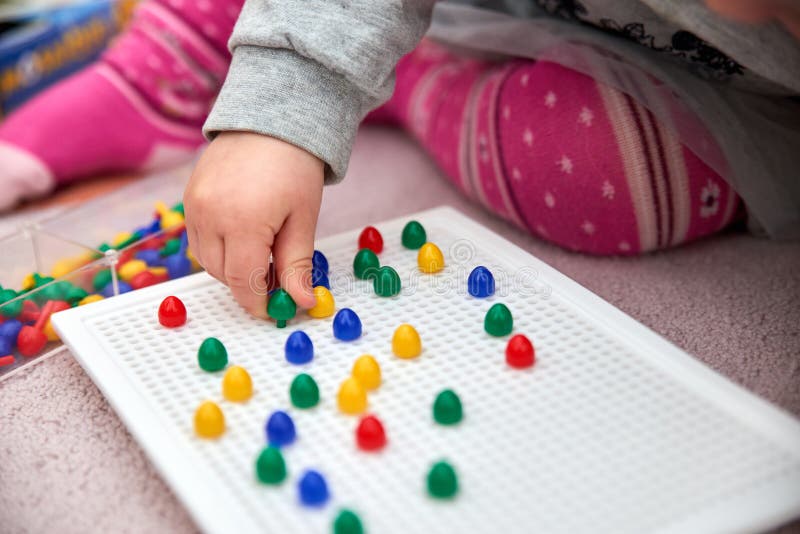 Giochi del bambino con i perni immagini stock