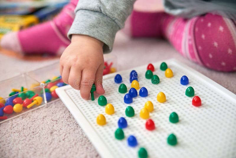 Giochi del bambino con i perni fotografia stock libera da diritti