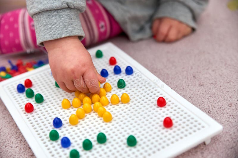 Giochi del bambino con i perni fotografie stock libere da diritti