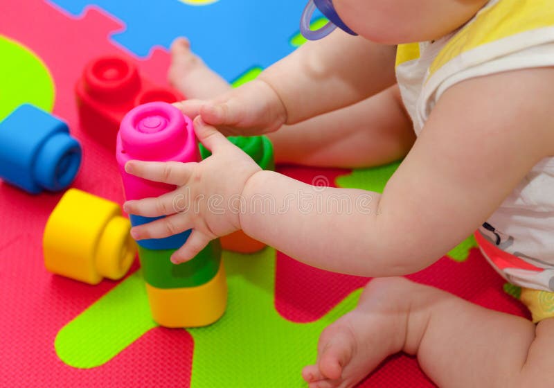 Giochi del bambino con la particella elementare immagini stock