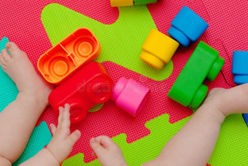 Giochi del bambino con la particella elementare fotografia stock libera da diritti