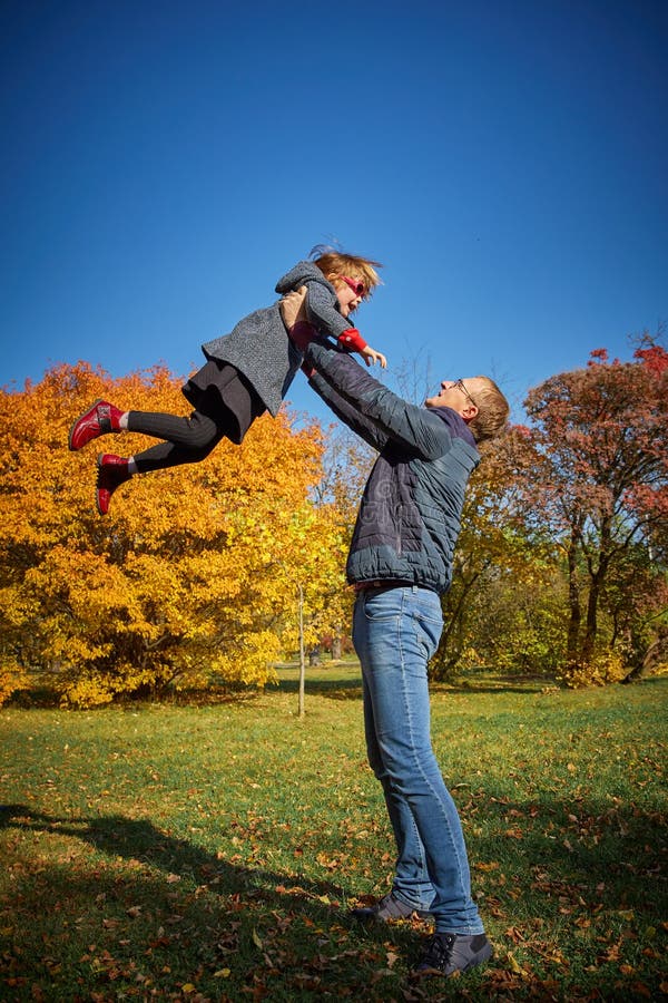 Giochi del papà con sua figlia immagine stock Giochi del papà con sua figlia immagine stock