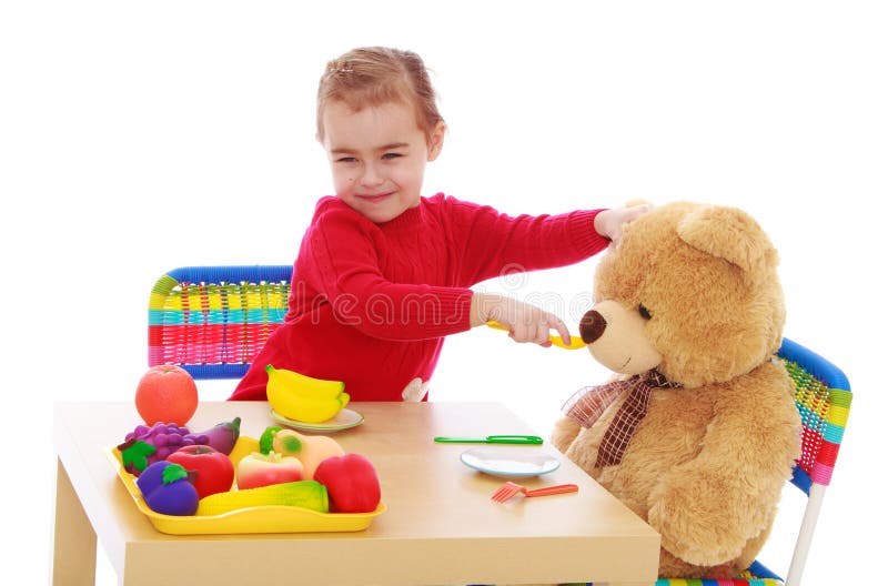 Giochi della bambina con un orsacchiotto fotografia stock libera da diritti Giochi della bambina con un orsacchiotto fotografia stock libera da diritti