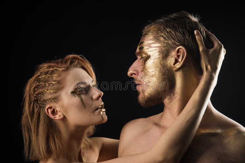 Giochi erotici delle coppie nell'amore Coppie sexy con trucco dorato di body art isolate sul nero Maschera dorata del collagene e fotografie stock Giochi erotici delle coppie nell'amore Coppie sexy con trucco dorato di body art isolate sul nero Maschera dorata del collagene e fotografie stock