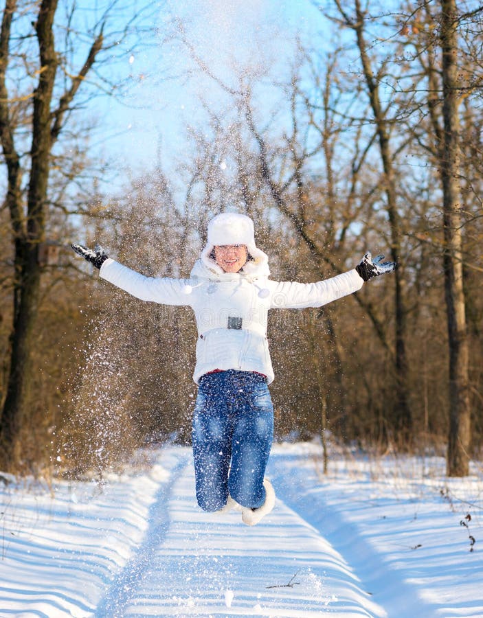 Giochi felici della giovane donna con neve immagini stock Giochi felici della giovane donna con neve immagini stock