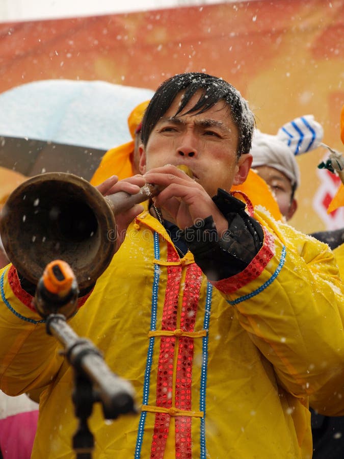 Giochi Il Corno Di Suona Nella Neve Fotografia Stock Editoriale