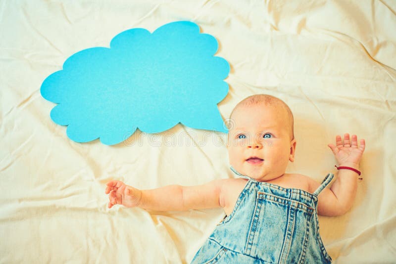 Gioco con me Piccolo bambino dolce Nuove vita e nascita Piccola ragazza Posso parlare Parola in nuvola famiglia Puericultura immagine stock libera da diritti Gioco con me Piccolo bambino dolce Nuove vita e nascita Piccola ragazza Posso parlare Parola in nuvola famiglia Puericultura immagine stock libera da diritti