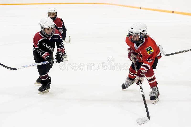 Gioco dei gruppi di hockey su ghiaccio dei bambini fotografia stock libera da diritti Gioco dei gruppi di hockey su ghiaccio dei bambini fotografia stock libera da diritti