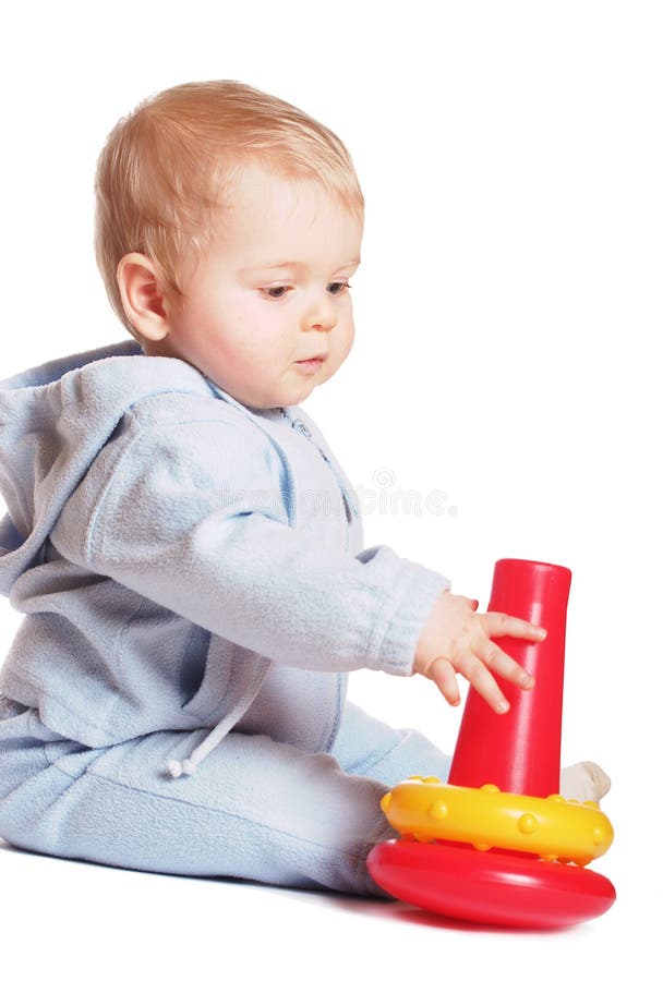 Gioco del bambino con il giocattolo rosso fotografia stock libera da diritti Gioco del bambino con il giocattolo rosso fotografia stock libera da diritti