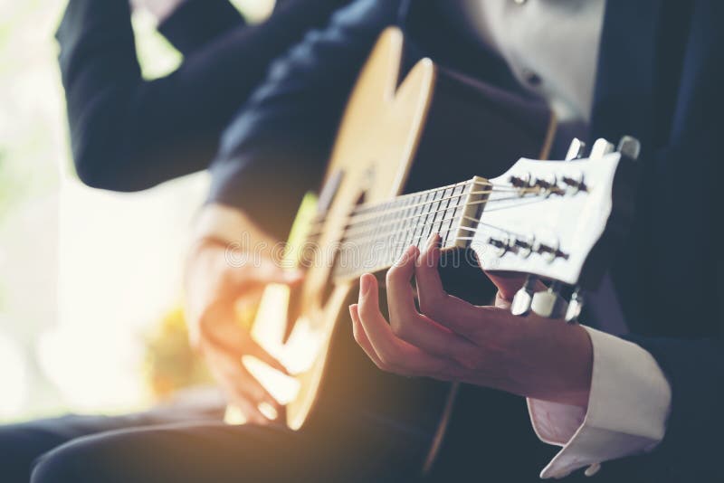 Gioco del concetto di concerto e della chitarra Priorità bassa di musica in diretta Musica f fotografia stock Gioco del concetto di concerto e della chitarra Priorità bassa di musica in diretta Musica f fotografia stock