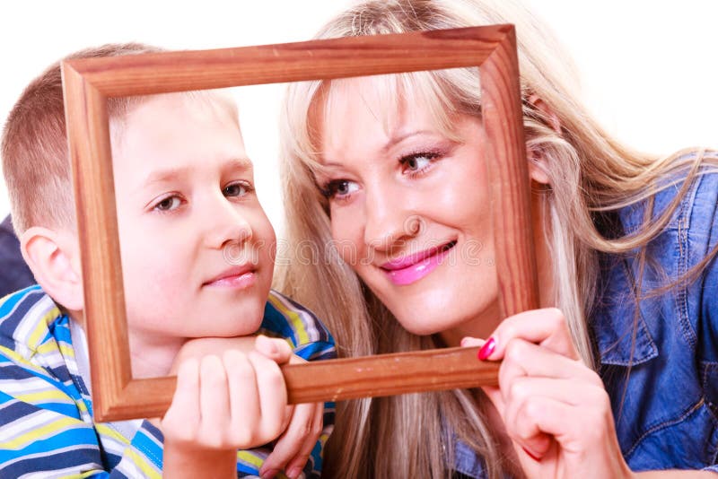 Gioco del figlio e della madre con la struttura vuota fotografie stock Gioco del figlio e della madre con la struttura vuota fotografie stock