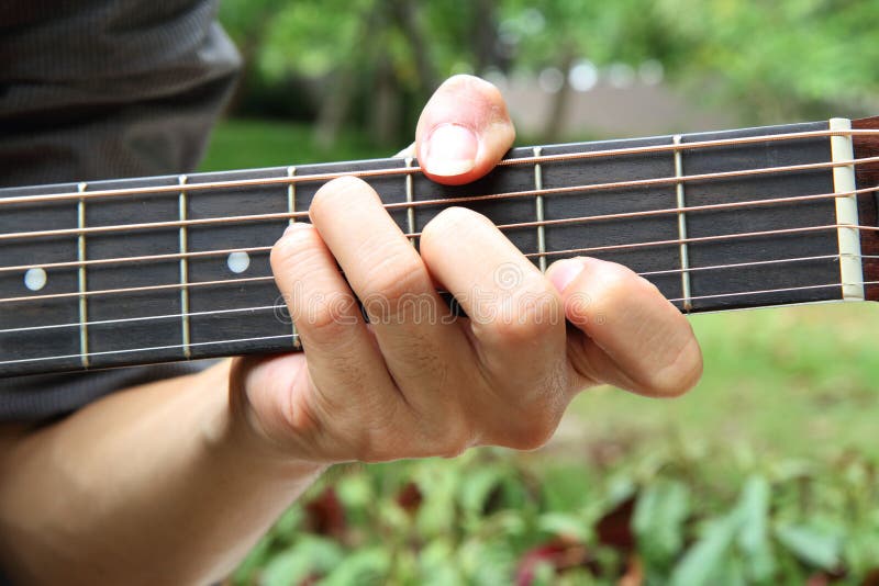 Download Gioco Della Corda F# Della Chitarra Fotografia Stock - Immagine di guitarist, barrette: 56885172