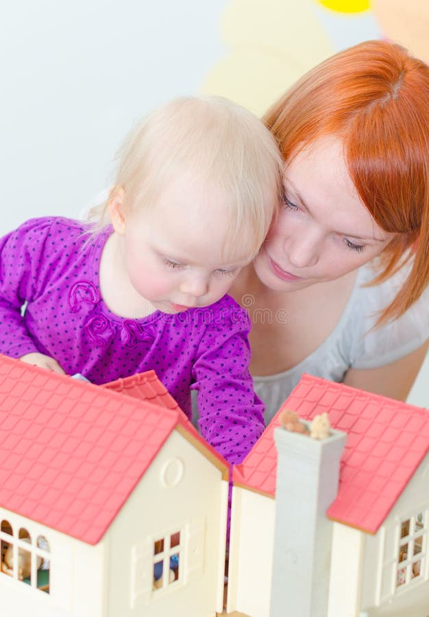 Gioco della madre e della bambina immagini stock libere da diritti Gioco della madre e della bambina immagini stock libere da diritti