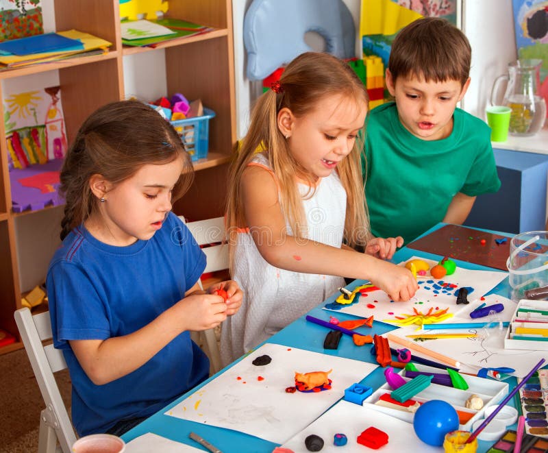 Gioco della pasta del bambino a scuola Plastilina per i bambini fotografie stock libere da diritti Gioco della pasta del bambino a scuola Plastilina per i bambini fotografie stock libere da diritti