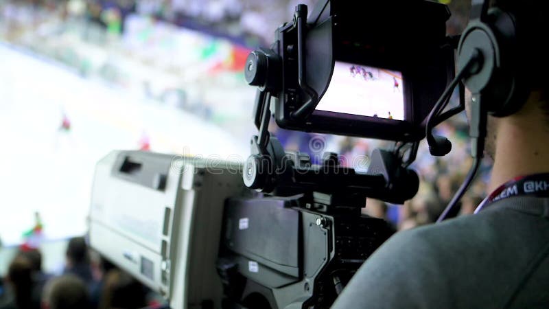 Gioco di hockey vicino dei film del cineoperatore di vista della parte sullo stadio stock footage Gioco di hockey vicino dei film del cineoperatore di vista della parte sullo stadio stock footage