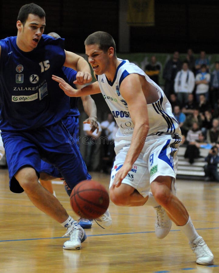 Gioco di pallacanestro di Zalaegerszeg - di Kaposvar fotografia stock Gioco di pallacanestro di Zalaegerszeg - di Kaposvar fotografia stock