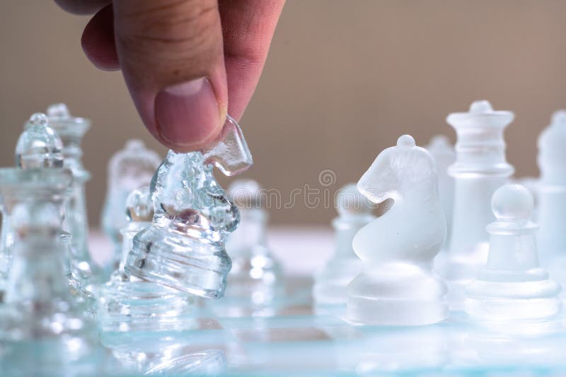 Gioco di scacchi Un cavaliere sta muovendosi in avanti per trar vantaggio dal gioco Concetto competitivo di affari fotografie stock Gioco di scacchi Un cavaliere sta muovendosi in avanti per trar vantaggio dal gioco Concetto competitivo di affari fotografie stock