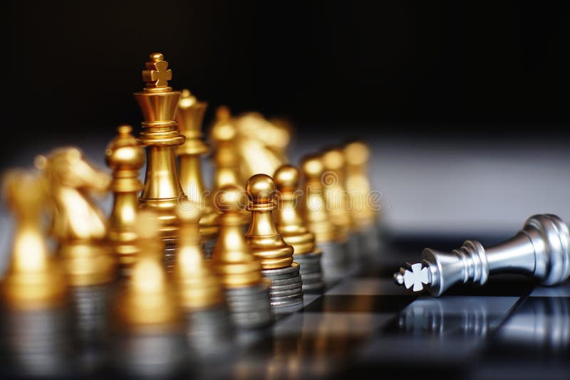 Gioco di scacchiera, concetto competitivo di affari, forte situazione capitale finanziaria di vantaggio immagini stock libere da diritti Gioco di scacchiera, concetto competitivo di affari, forte situazione capitale finanziaria di vantaggio immagini stock libere da diritti