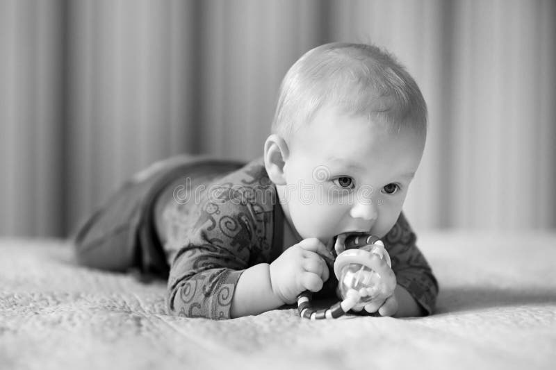 Gioco di sei mesi del bambino con i giocattoli fotografia stock Gioco di sei mesi del bambino con i giocattoli fotografia stock