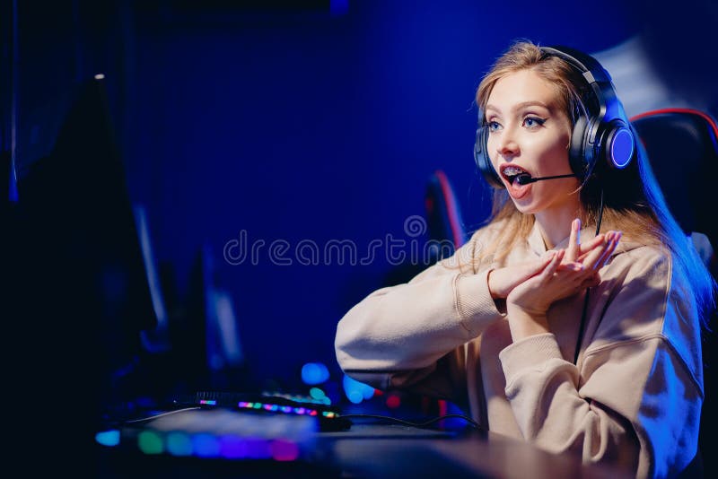 Gioco di snellimento femminile su un torneo di videogiochi online neon color immagine stock libera da diritti