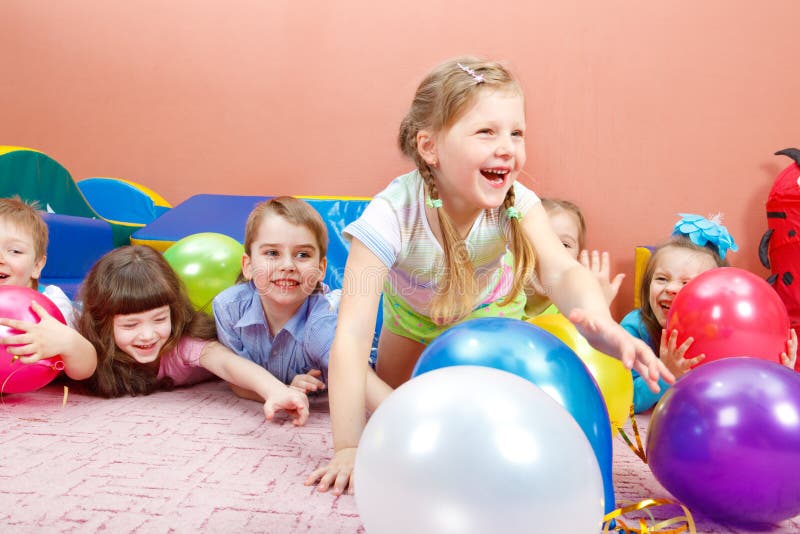 Gioco felice dei bambini immagine stock Gioco felice dei bambini immagine stock