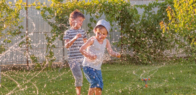 Gioco felice dei bambini all'aperto E Gioco felice dei bambini all'aperto positivo immagini stock Gioco felice dei bambini all'aperto E Gioco felice dei bambini all'aperto positivo immagini stock