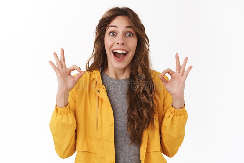 Gioco impressionante affascinato amica complementare incoraggiare amico ad approvare acclamazione per mostrare okay okay sorrider fotografia stock libera da diritti Gioco impressionante affascinato amica complementare incoraggiare amico ad approvare acclamazione per mostrare okay okay sorrider fotografia stock libera da diritti