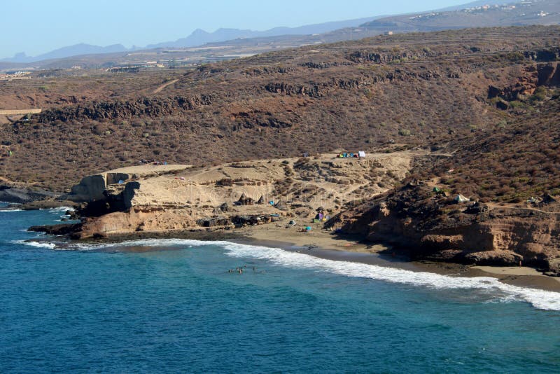 Gioco remoto e senza macchia sulla spiaggia di salvaje diego hernandez. Spiaggia di Salvaje diego hernandez sulle aride spiagge rocciose di punta de las gaviotas area protetta sulla costa adeje sud ovest tenerife spagna