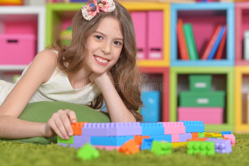 Bambina riccia che gioca immagini stock libere da diritti