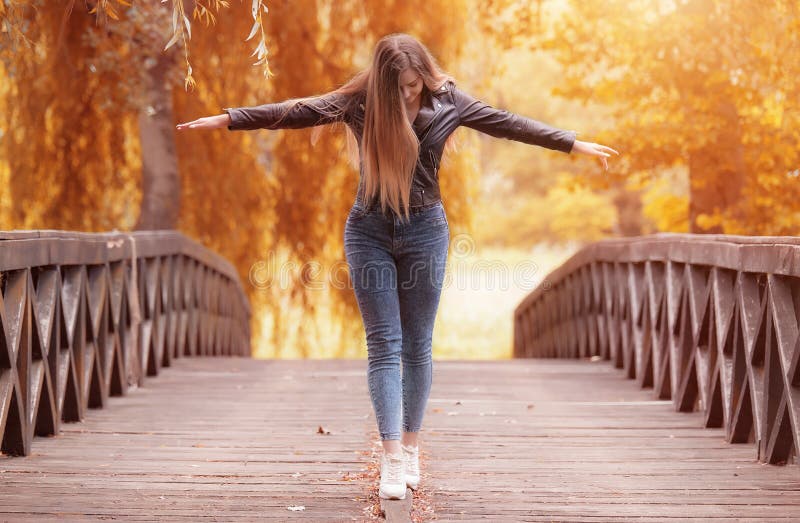 Gioco sveglio della donna nel parco fotografie stock libere da diritti Gioco sveglio della donna nel parco fotografie stock libere da diritti