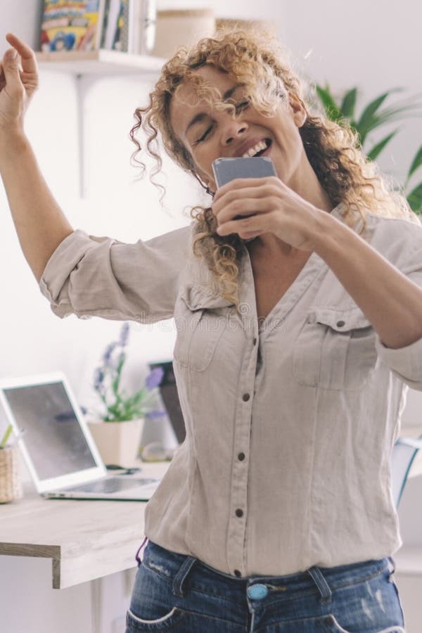 Gioia e stile di vita eccitato, donne ballano e cantano a casa per la felicità. il successo e lo stile di vita sano fotografia stock