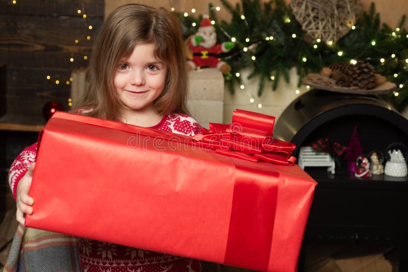 Gioia ed amore riempiti domestici Atmosfera accogliente di Natale Notte di Natale del bambino della ragazza Buon Natale e buon an fotografie stock Gioia ed amore riempiti domestici Atmosfera accogliente di Natale Notte di Natale del bambino della ragazza Buon Natale e buon an fotografie stock