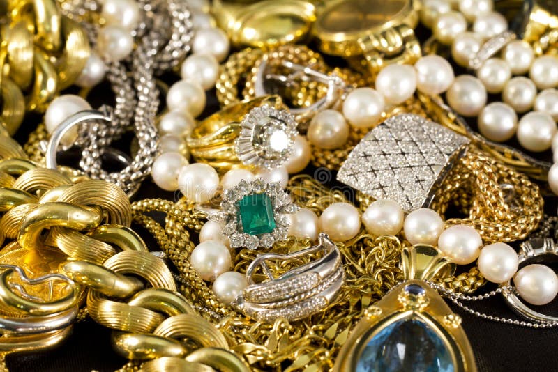 Gioielli dell'oro immagine stock. Immagine di anello 40521555