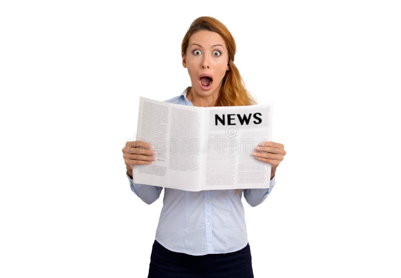 Giornale di sguardo divertente sgomento colpito della lettura della donna immagine stock libera da diritti Giornale di sguardo divertente sgomento colpito della lettura della donna immagine stock libera da diritti