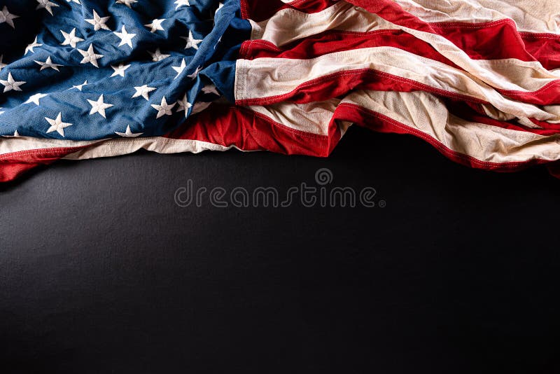 Giornata della memoria felice. bandiere americane con il testo ricorda&onorato su sfondo nero. 25 mag