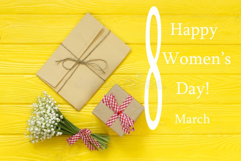 Giornata internazionale della donna della cartolina d'auguri l'8 marzo Il mazzo del giglio del Vally su giallo woden il fondo fotografie stock Giornata internazionale della donna della cartolina d'auguri l'8 marzo Il mazzo del giglio del Vally su giallo woden il fondo fotografie stock