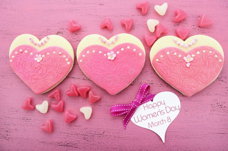 Giornata internazionale della donna, l'8 marzo, biscotti di forma del cuore fotografie stock Giornata internazionale della donna, l'8 marzo, biscotti di forma del cuore fotografie stock